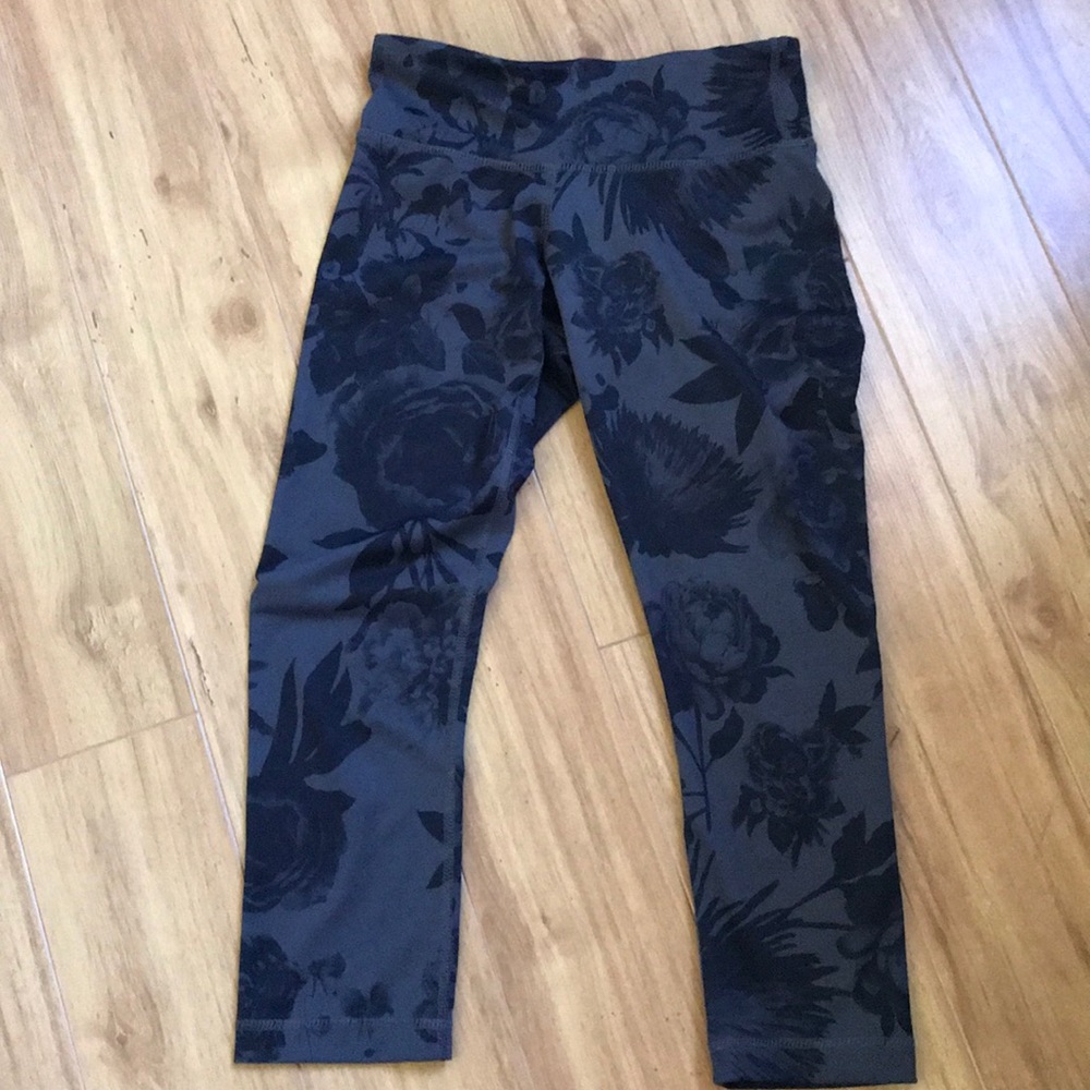 Capris lululemon black floral pants
